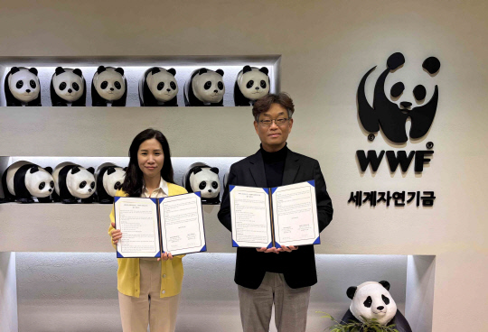 박민혜(왼쪽) 한국WWF 사무총장과 전민기 TBWA코리아 전무